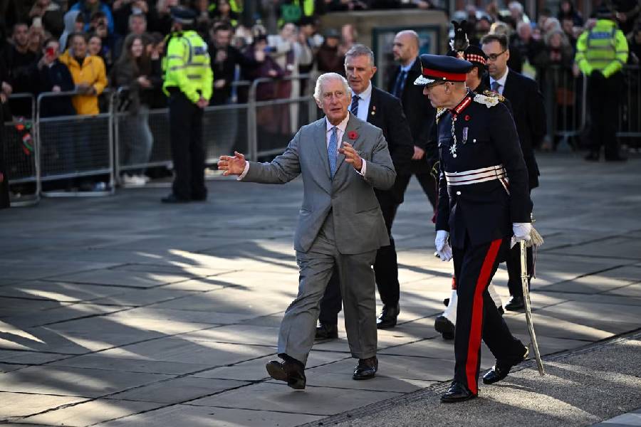 সেই সময় ওই যুবক চিৎকার করে বলছিলেন, ‘‘এই দেশ দাসেদের রক্ত দিয়ে তৈরি হয়েছে।’’ একই সঙ্গে ‘‘ব্রিটেনের রাজার লজ্জা হওয়া উচিত,’’— বলেও চিৎকার করতে শোনা যায় হামলাকারীকে। সেই চিৎকারের পাল্টা ‘গড সেভ দ্য কিং’ বলে চিৎকার করতে শুরু করেন বাকিরা। 