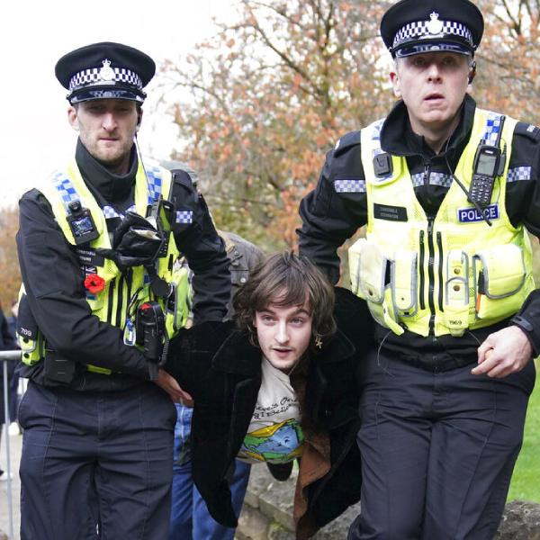 তাঁকে এক রকম চ্যাংদোলা করে তুলে নিয়ে যায় নিরাপত্তারক্ষীরা। পুলিশের ভ্যানের পিছনে বসিয়ে নিয়ে চলে যায় এলাকা থেকে। 