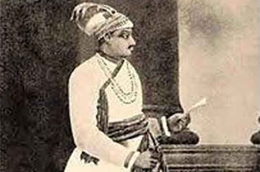 তেমনই একজন ছিলেন শেখ শাহনাওয়াজ, নবাব সিরাজউদ্দৌলার রাঁধুনি। তাঁর নিজস্ব উদ্ভাবন শিক কবাব আজও খাদ্যরসিকদের জিভে জল আনে। ১৭৫৭ সালে পলাশীর যুদ্ধে ইংরেজদের হাতে সিরাজউদ্দৌলার পতন হলেও, খানসামাদের হাতের জাদু ইংরেজদের মন জয় করে নেয়। অনেক ইংরেজই নবাবি জীবনধারা অবলম্বন করা শুরু করেন।