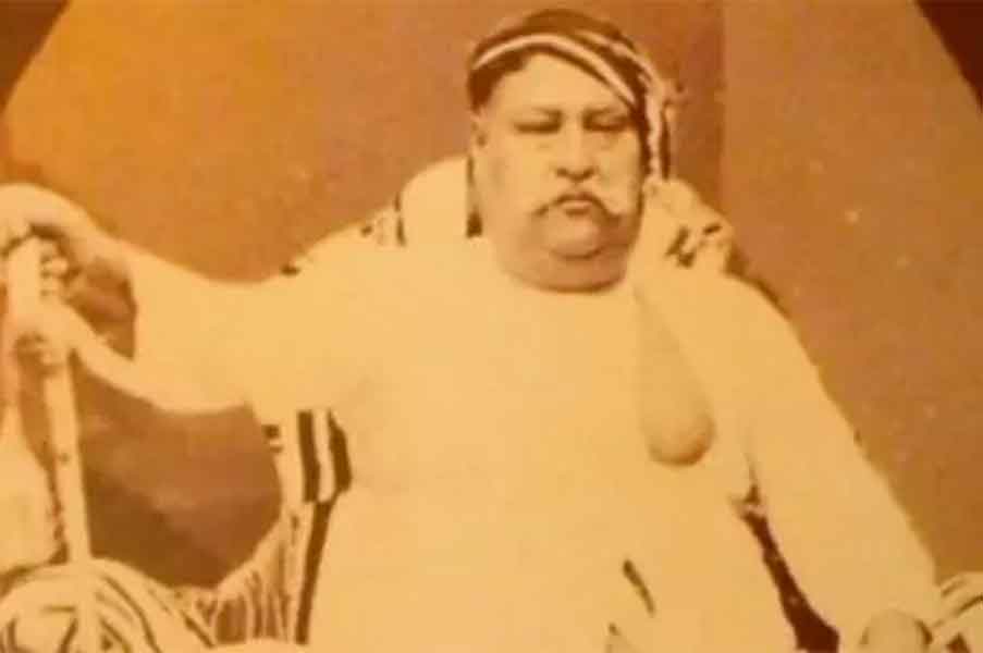 একই ঘটনা ঘটে অযোধ্যার নবাবির পতনের কালে। নবাব ওয়াজেদ আলি শাহ কলকাতায় চলে এলে তাঁর খানসামাদের একাংশ তাঁর সঙ্গে চলে আসে। আর অনেকেই ঠাঁই পান ইংরেজদের ‘কিচেন’-এ। এই সব রান্নাঘরেই জন্ম নেয় এই শহরের নিজস্ব চপ, কাটলেটের মতো ইঙ্গ-ভারতীয় খাবার। বিশ্ব-রেসিপির প্রবাহে খানসামার যুক্ত করেন ‘মাল্লিগাটানি স্যুপ’-এর মতো পদ।