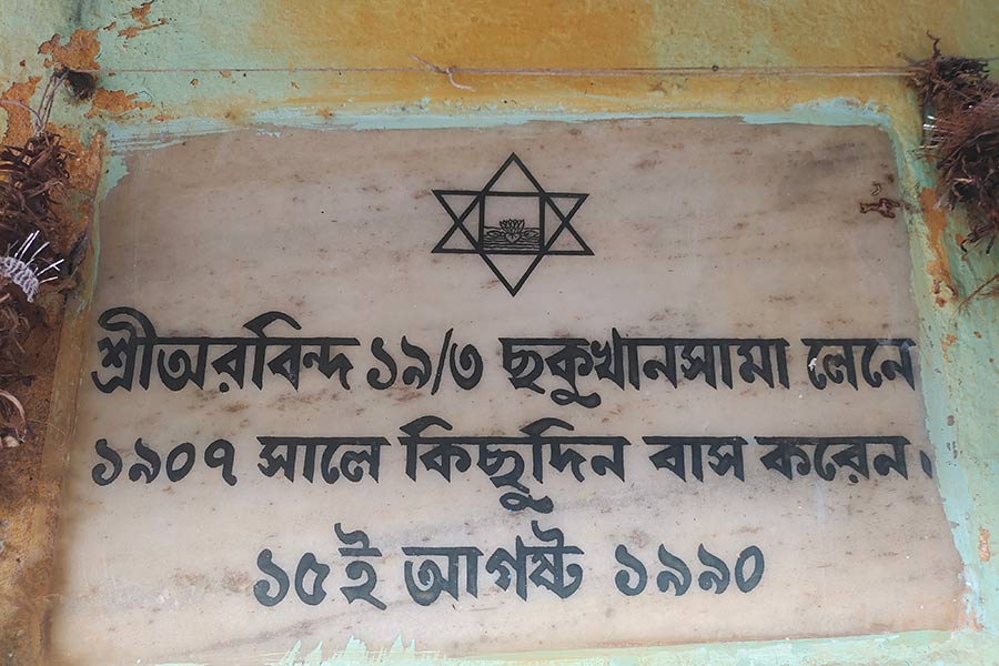  এই খানসামাদের অনেকেই জীবদ্দশায় এমন খ্যাতি লাভ করেন যে, কলকাতায় তাঁদের নামে রাস্তার নামকরণ হতে শুরু করে। সেই সব রাস্তার অনেকগুলির নাম পরে বদলে গিয়েছে ঠিকই, কিন্তু আজও কলকাতার অনেক রাস্তা তাঁদের নাম-চিহ্ন বহন করে চলেছে।