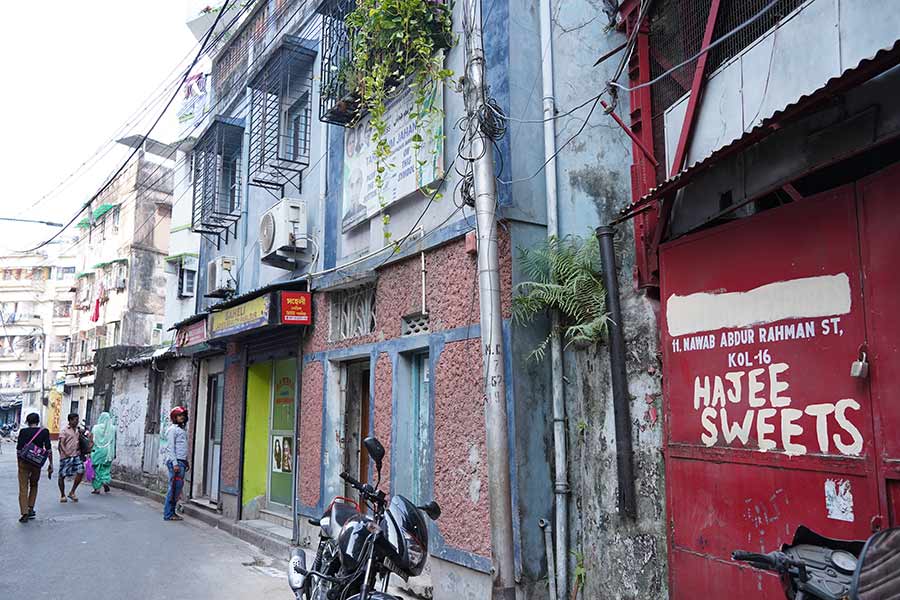 তালতলার মিয়াজান খানসামা লেন এখন নবাব আব্দুর রহমান স্ট্রিট।