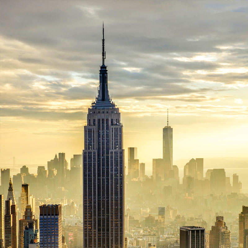 ৪২ বছর আগে ডিসেম্বরের এক রাতে নিজেকে শেষ করে দেওয়ার জন্য এম্পায়ার স্টেট বিল্ডিংয়ে উঠেছিলেন এলভিটা অ্যাডামস। ৮৬তলা থেকে ঝাঁপও দিয়েছিলেন। তা সত্ত্বেও আশ্চর্যজনক ভাবে প্রাণে বেঁচে যান তিনি। কী ভাবে তা সম্ভব হল?