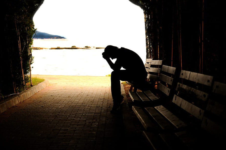 বাড়িভাড়া বাকি থাকায় প্রায়শই বাড়ির মালিকের হুমকি শুনতে হত এলভিটাকে। ভাড়া না মেটালে শিশুপুত্র-সহ তাঁকে বাড়িছাড়া করার হুমকিও দিতেন। সংসারের অনটনে অবসাদে ডুবে যেতে শুরু করেছিলেন এলভিটা।