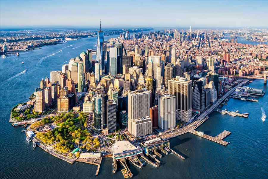 ডিসেম্বরের ওই শীতের সন্ধ্যায় হাজারো চিন্তা মাথায় নিয়ে ভাড়াবাড়ি ছেড়ে রাস্তায় বেরিয়েছিলেন এলভিটা। ব্রঙ্কস থেকে হাঁটতে হাঁটতে পৌঁছে গিয়েছিলেন নিউ ইয়র্কের মিডটাউন ম্যানহাটনের অভিজাত এলাকায়। সে প্রায় পৌনে ৩ ঘণ্টার পথ।