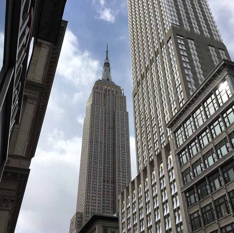 শনিবারের সেই সন্ধ্যায় এ রাস্তা-সে রাস্তায় ঘুরতে ঘুরতে এলভিটা গিয়ে পৌঁছন এম্পায়ার স্টেট বিল্ডিংয়ের সামনে। এলোমেলো ভাবে হাঁটতে হাঁটতে এসে দাঁড়ান বিল্ডিংয়ের প্রবেশদ্বারে।