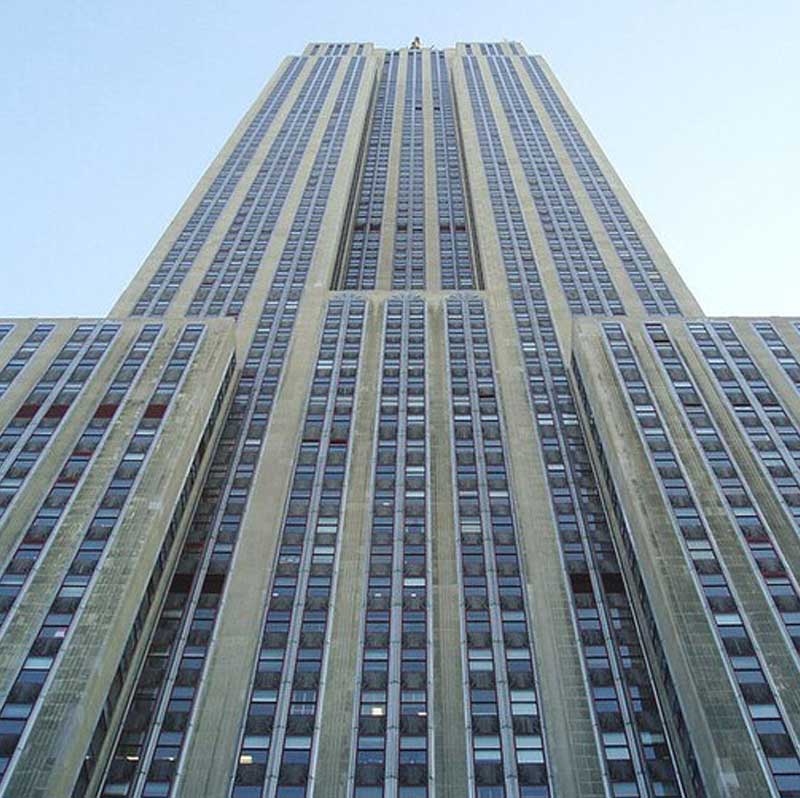 ম্যানহাটনের বুকে মাথা উঁচু করে দাঁড়িয়ে থাকা এম্পায়ার স্টেট বিল্ডিংয়ে মোট ১০২তলা রয়েছে। উচ্চতায় যা ১,২৫০ ফুট। এর ৮৬তলায় রয়েছে অবজারভেটরি ডেক। যেখান থেকে ঝাঁপ দেন এলভিটা।