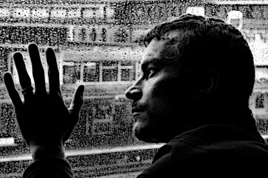 যদিও এলভিটাই প্রথম নন। ১৯৩১ সালের এই বিল্ডিং থেকে আরও ৩০ জন ঝাঁপ দিয়ে আত্মহত্যা করার চেষ্টা করেছেন। তাঁদের মধ্যে বেশির ভাগেরই মৃত্যু হয়েছিল। বস্তুত, ১৯৩১ সালে এই বিল্ডিংয়ের নির্মাণকাজ শেষ হওয়ার আগে এক ব্যক্তি এর ৫৮তলা থেকে ঝাঁপ দিয়ে আত্মহত্যা করেন।