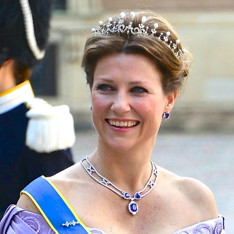 নরওয়ের রাজকুমারী মার্থা লুইস। বাগ্‌দত্তের সঙ্গে যৌথ ভাবে বিকল্প ওষুধ ব্যবসায় মনোনিবেশ করার জন্য রাজপাট ত্যাগ করলেন তিনি। মঙ্গলবার নিজের সিদ্ধান্তের কথা জানিয়েছেন মার্থা।