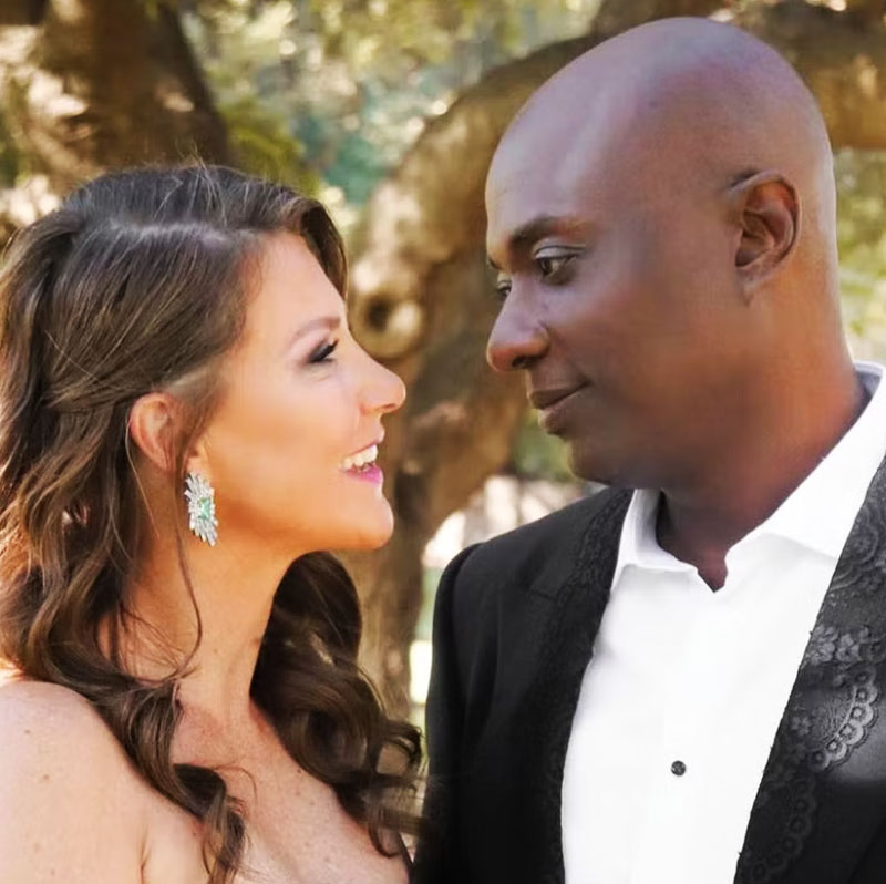 বিভিন্ন আলপটকা মন্তব্য করে বার বার বিতর্কে পড়তে হয়েছে ডুরেককে। আফ্রিকান-আমেরিকান ডুরেক তাঁর লেখা বই ‘স্পিরিট হ্যাকিং’-এ দাবি করেছিলেন, এক জন মানুষ নিজের ইচ্ছায় ক্যানসারকে শরীরে বাসা বাঁধতে দেয়। আর এর পরই বিতর্কের মুখে পড়েন ডুরেক।