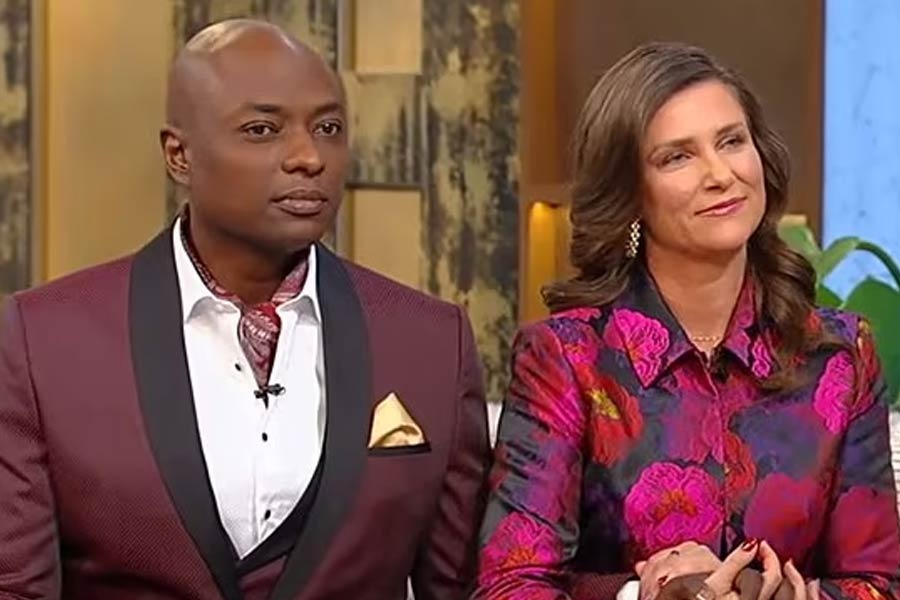 ডুরেকের একটি নিজস্ব ওয়েবসাইটও রয়েছে। কোভিড আবহে সেই ওয়েবসাইট থেকে তিনি ‘স্পিরিট অপ্টিমাইজার’ নামে একটি পাথর ১৮ হাজার টাকায় বিক্রি করেন। ওয়েবসাইটে তিনি দাবি করেছিলেন যে এই পাথর তাঁকে কোভিড থেকে সুস্থ হয়ে উঠতে সাহায্য করেছে।