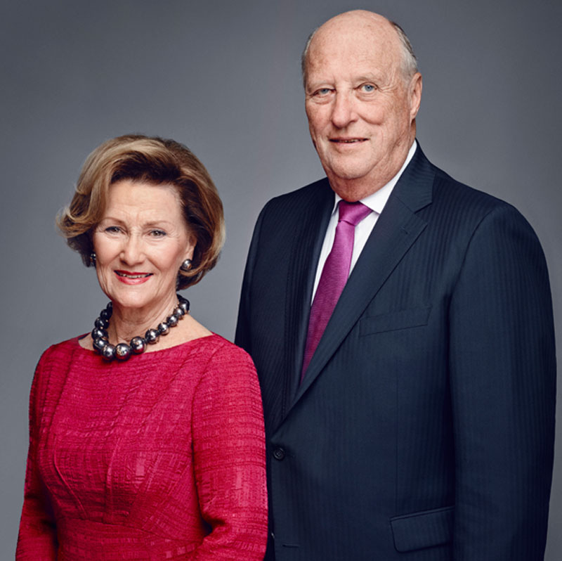 রানি সোনজাকে নিয়ে নরওয়ের রাজা হ্যারল্ড সংবাদমাধ্যমের সঙ্গে কথা বলার সময় জানিয়েছেন, তিনি ‘দুঃখিত’ যে রাজকুমারী আর রাজপরিবারের প্রতিনিধিত্ব করবেন না।