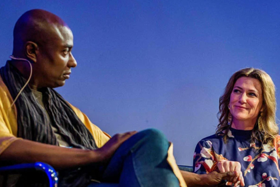 বিকল্প ওষুধের প্রতি আগ্রহের কারণে অনেক চিকিৎসকও প্রকাশ্যে মার্থা এবং ডুরেকের সমালোচনা করেছেন।