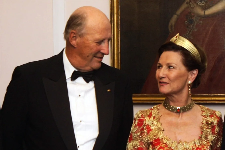 ডুরেকের বিষয়ে কথা বলতে গিয়ে রাজা হ্যারল্ড সাংবাদিকদের বলেন, ‘‘রাজপরিবারের সঙ্গে ওঁর অনেক বিষয়েই মতপার্থক্য রয়েছে। তবে আমরা নিজেদের মত মেনে নিয়েই এগিয়ে যাওয়ার সিদ্ধান্ত নিয়েছি।’’