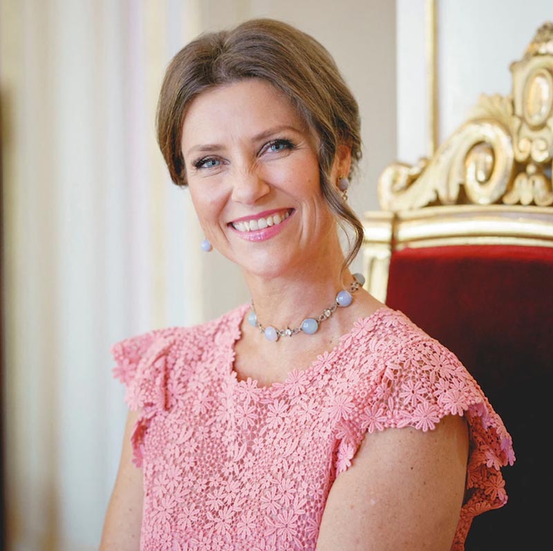 এর আগেও মার্থার এক বার বিয়ে হয়েছিল। সেই বিয়ে থেকে তাঁর তিন সন্তানও রয়েছে। তবে মার্থার সেই বিয়ে ভেঙে যায়।