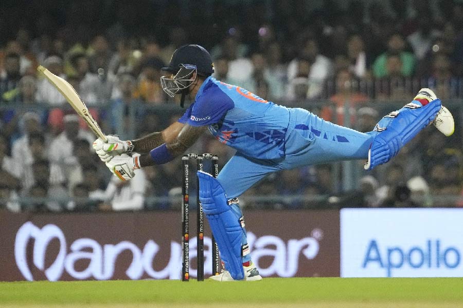 সূর্যকুমার যাদব। ব্যাট করতে নামেন চার নম্বরে। স্ট্রাইক রেট থাকে দুশোর কাছাকাছি। কখনও বা তারও বেশি। রহস্যটা কী? সূর্যের জবাব ততোধিক সহজ। দল যদি বিপদে থাকে তা হলে বিপদ সামলে রানরেট বাড়িয়ে নির্ধারিত লক্ষ্যমাত্রায় নিয়ে যাওয়া। আর দল যদি ইতিমধ্যেই অনেক রান করে ফেলে তা হলে সেই রানের গতি অব্যাহত রাখা। মুম্বইয়ের এই ব্যাটারকে নিয়েই স্বপ্ন দেখছেন ভারতীয় ক্রিকেটপ্রেমীরা। গোটা বিশ্বে চলছে সূর্যের বন্দনা।