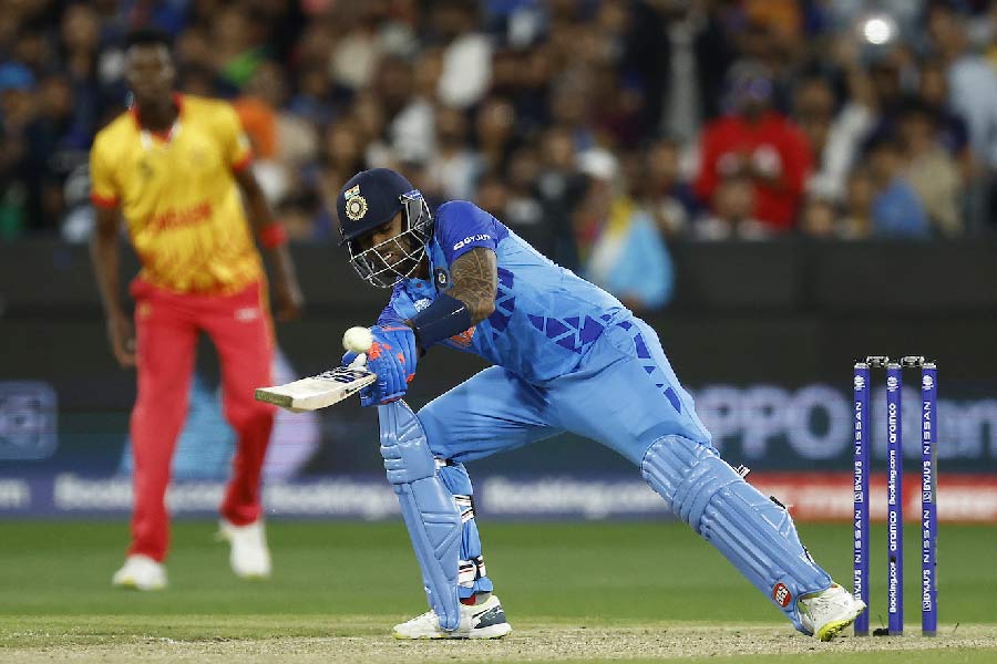 সূর্যের আন্তর্জাতিক ক্রিকেটে আবির্ভাবও ততোধিক চমকপ্রদ। ইংল্যান্ডের জোফ্রা আর্চারের আগুনে গতির বলকে এক পায়ে দাঁড়িয়ে হুক করে গ্যালারিতে ফেলেছিলেন। বল গ্যালারিতে হারিয়ে যাওয়ার আগে গোটা বিশ্ব জেনে গিয়েছিল, ভয়ডরহীন ক্রিকেটের সর্বোচ্চ প্রদর্শনী শুরু হল। সেই সূর্যই এখন দুনিয়ায় পরিচিতি পাচ্ছেন কিংবদন্তি এবি ডিভিলিয়ার্সের পর দ্বিতীয় ৩৬০ ডিগ্রি ব্যাটার হিসাবে।