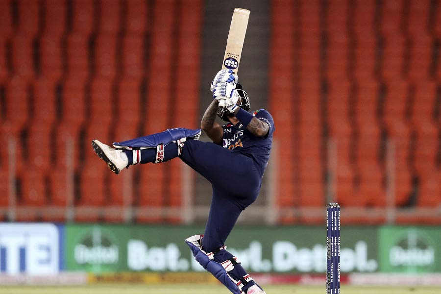 কিন্তু খেলার মাঠে সূর্য যেটা করেন, কী ভাবে করেন? কী করে পারেন এ ভাবে হেলায় অবিশ্বাস্য সমস্ত শট খেলতে! বিস্ময় ধরে রাখা কঠিন। সূর্যের খেলার ময়নাতদন্ত করলে দেখা যাচ্ছে মূলত দু’টি বিষয়। প্রথমত, বিপক্ষের বোলার, অধিনায়ক মাঠের ঠিক কোথায় ফিল্ডার রাখছেন। দ্বিতীয়ত, বোলার সেই ফিল্ডিং অনুযায়ী কোথায় কোথায় বল করতে পারেন সেই ধারণা। বাকিটা হাত এবং কব্জির খেলা!