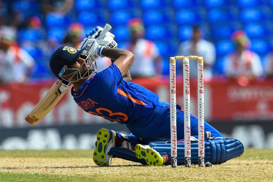 সূর্যকুমারের ব্যাটিংয়ের মূল সম্পদ হল এই মুহূর্তে বিশ্ব ক্রিকেটে নামজাদা সকলের আগে শট খেলার জায়গায় পৌঁছে যাওয়ার দক্ষতা। কিন্তু আশ্চর্যের বিষয় হল, অন্যান্য ব্যাটাররা যেখানে লেগস্টাম্প গার্ড নিয়ে আরও লেগের দিকে সরে গিয়ে জায়গা বানানোর চেষ্টা করেন, সেখানে সূর্য অফস্টাম্প ছেড়ে আরও বেরিয়ে যান। নিজের তিনটি স্টাম্প সম্পূর্ণ অরক্ষিত রেখে। বোলার কোথায় বল করতে চলেছেন সেটা যেন বোলারেরও আগে জেনে যান সূর্য!