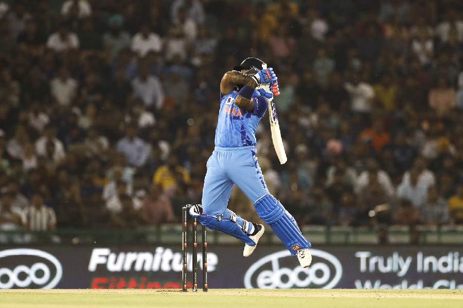 জ়িম্বাবোয়ের বিরুদ্ধে ২৫ বলে ৬১ রানের বিধ্বংসী ইনিংস খেলেন সূর্য। সেই ইনিংসে সূর্যকে থামাতে নাগাড়ে অফস্টাম্পের বাইরে বল করে যাওয়ার কৌশল নেন রিচার্ড নাগারাভা। আশ্চর্যের বিষয় হল, রিচার্ড অফস্টাম্পের যত বাইরেই বল করুন না কেন, সূর্য তাকে কখনও সুইপ আবার কখন স্কুপ করে সেই লেগের দিকেই বাউন্ডারির বাইরে পাঠান। এ ক্ষেত্রে ব্যাটার ঠিক কী করতে চাইছেন, তা বুঝতে পেরেছিলেন বোলার। কিন্তু তাতেও কিছু করার ছিল না। 