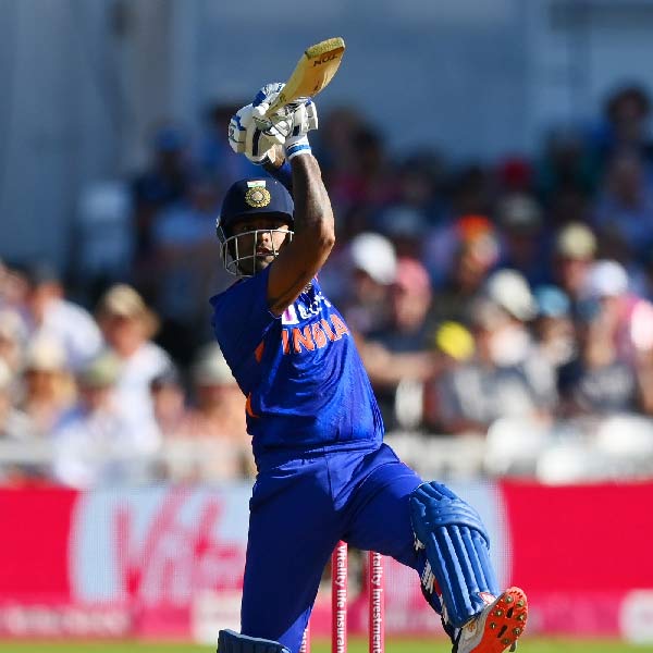 মাঠের কঠিনতম এই কোণে বল পাঠানোর সময় দেখা গিয়েছে, সূর্য কখনও কখনও চোখ বুজছেন। আবার কখনও শট মেরে নিজের উপর নিয়ন্ত্রণ হারিয়ে ফেলছেন। কিন্তু পরিসংখ্যান শুনলে লজ্জা পেতে পারেন। লেগের দিকে স্কোয়ারের পিছনে খেলার ক্ষেত্রে সূর্য এখনও পর্যন্ত খেলেছেন মোট ১১১টি বল। রান করেছেন ৩৪০! এবং মাত্র ছ’বার আউট হয়েছেন। গড় ৫৬.৬৬ এবং স্ট্রাইকরেট ৩০৬.৩০। অর্থাৎ, প্রতি বলে তিন রানের বেশি। এবির কথা মনে পড়াই স্বাভাবিক। 