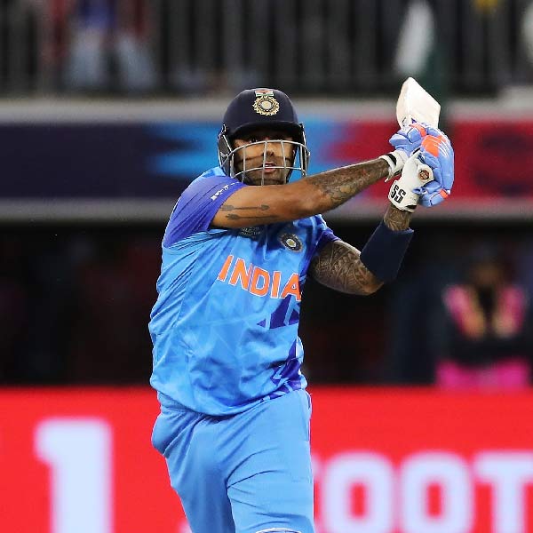 এ তো গেল লেগের কথা। অফেও এই অঞ্চলে সূর্যের একচ্ছত্র আধিপত্য। অফের দিকে স্কোয়ারের পিছনে সূর্যের গড় ৫৪.২০ এবং স্ট্রাইকরেট ২০৩.৭৬। এ বার এর সঙ্গে যোগ করুন উইকেটের পিছনের বিস্তীর্ণ অঞ্চলকে। এ ক্ষেত্রে সূর্যের ধারেকাছেও নেই কেউ। অন্তত ২০০ রান করেছেন এমন ব্যাটারদের তালিকায় সূর্য এক নম্বরে। স্ট্রাইকরেট ২৫০.৪০।