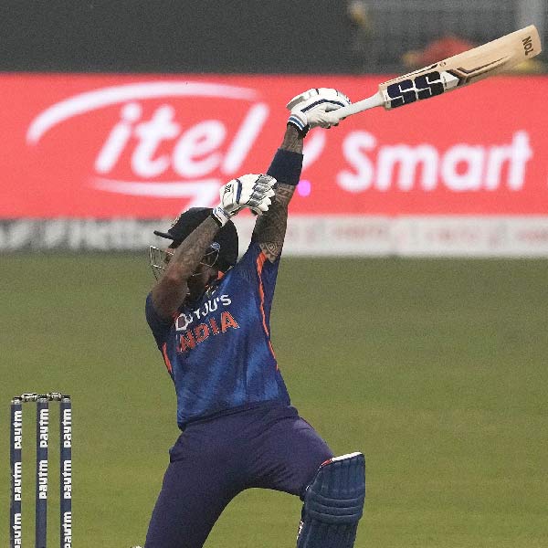 সূর্য একটি ভয়ঙ্কর সুন্দর আপারকাট খেলেন অনায়াসে। পয়েন্ট অঞ্চলের পিছন দিয়ে মারা এই শট তাঁর অস্ত্রভান্ডারের ব্রহ্মাস্ত্র। কিন্তু অবাক করার মতো বিষয় হল, সূর্য এই শট খেলতে পারেন যদি বলের লেংথ এ দিকও দিক হয়ে যায়, তা-ও। তাঁর নমনীয়তা এমন জায়গায় যে, বল যদি ততটা শর্ট না-ও হয়, তা-ও হেলায় আপারকাট করে বল গ্যালারিতে ফেলতে পারেন সূর্য।