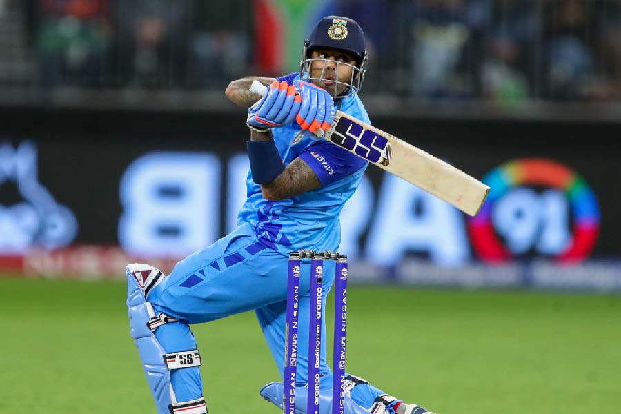 সূর্যের ব্যাটিংয়ের সবচেয়ে বড় রত্ন হল, লেংথ যেমনই হোক, শরীরের নমনীয়তাকে ব্যবহার করে তিনি থাকতে পারেন নিশ্চল। মনে করুন, ক্রিস জর্ডন ফিল্ডারদের দিয়ে বাউন্ডারি ঘিরে কঠিন লেংথে বল করছেন। দুঃস্বপ্নেও ভাবেননি ব্যাটার তাঁকে মিড অফের উপর দিয়ে ছক্কা মারার কথা ভাবছেন! কিন্তু সূর্যের ব্যাপারই আলাদা। ট্রেন্টব্রিজে জীবনের প্রথম শতরানের পথে তুলে মারা তাঁর অফ ড্রাইভ দেখে হতবাক ক্রিস কী ভেবেছিলেন জানা যায়নি। কিন্তু চমৎকৃত হয়েছিল ক্রিকেটবিশ্ব। 