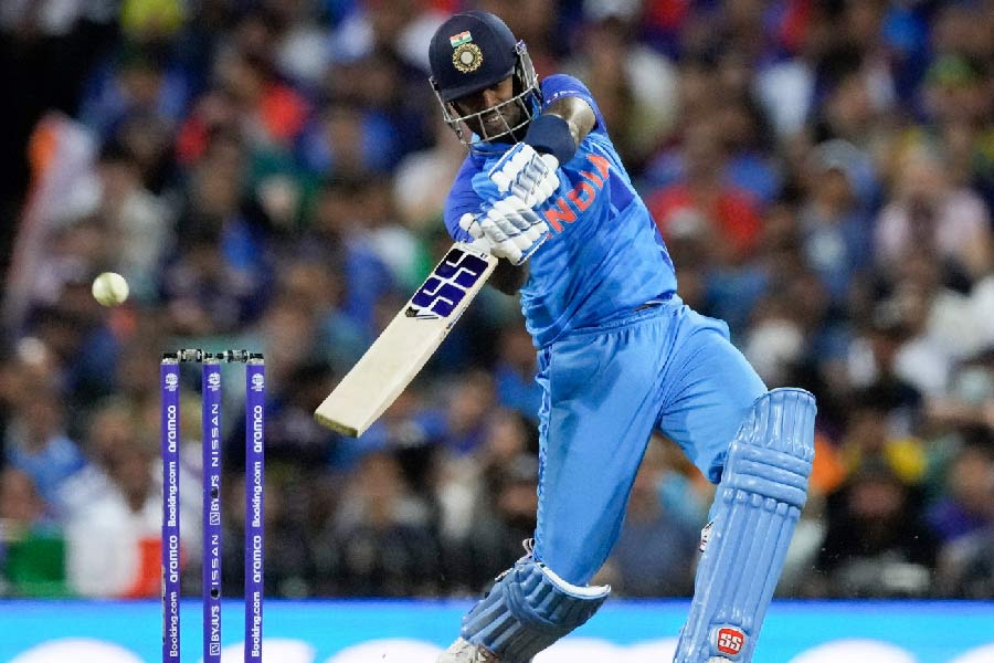 কাঁধের উচ্চতার শর্ট বলকে তরোয়াল চালানোর ভঙ্গিতে মিড অফের ফিল্ডারের পাশ দিয়ে পাঠাতে এই যুগে একমাত্র সূর্যই পারেন। এক বার নয়, বার বার। কাগিসো রাবাডার আগুনে ডেলিভারিতে মারা সেই ফোরহ্যান্ড পাঞ্চের স্থিরচিত্র দেখে অনেকেই বলছেন, যেন বোলারের ডেলিভারির অবস্থানে পৌঁছে যাচ্ছেন ব্যাটার! 