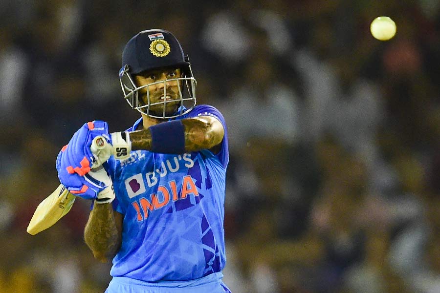 অফ স্টাম্পের লাইনে বা তারও বাইরে ইয়র্কার এত দিন ছিল বোলারদের সবচেয়ে দামি অস্ত্র। সূর্যের কাছে ঘায়েল তা-ও। এক হাতে ব্যাকওয়ার্ড পয়েন্টের উপর দিয়ে যে শট মারেন সূর্য, তা দেখে ভ্যাবাচাকা লাগা ছাড়া আর কী হতে পারে!