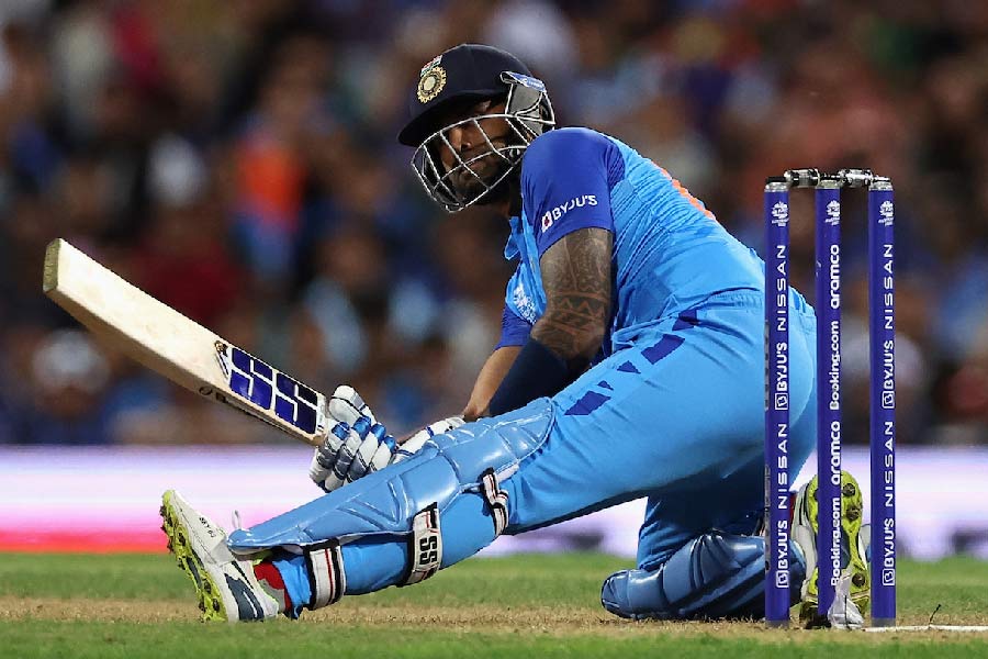 কপিল দেবের ‘নটরাজ শট’ এক সময় ক্রিকেটবিশ্বকে নাড়িয়ে দিয়েছিল। ধোনির হেলিকপ্টার শট নিয়েও প্রভূত আলোচনা হয়েছিল। ইদানীং সূর্যকুমার যাদব দেখাচ্ছেন, তিনি যাবতীয় অপ্রচলিত শটের ভান্ডার নিয়ে নেমে পড়েছেন ২২ গজে। বোলারদের নিস্তার নেই।