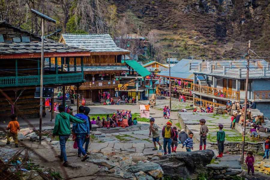 মালানার পরিচিতি ‘চরস গ্রাম’ নামে। দাবি করা হয়, এখানে বিশ্বের অন্যতম উন্নত মানের চরস পাওয়া যায়। যেটি ‘মালানা ক্রিম’ নামে পরিচিত।