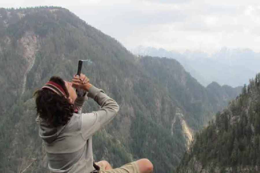 মাসে ৪৩২ কেজি চরস তৈরি করে এই গ্রাম। সেই চরস বিক্রি করে ৩৬ কোটি টাকা আয় হয়। তিন মাসে মোট ১০৮ কোটি টাকার ব্যবসা হয় এই গ্রামে।