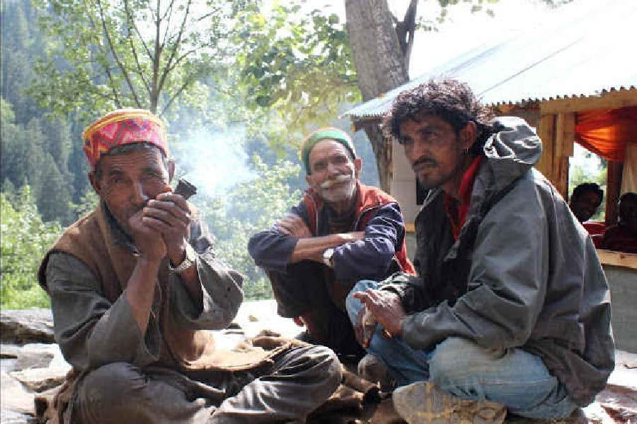 মালানায় নিজেদের শাসন, আইন চলে। এই গ্রামের নিজস্ব ভাষা আছে। যে ভাষা কানাশি নামে পরিচিত। গোটা হিমাচল প্রদেশে যার কোনও ব্যবহার নেই।