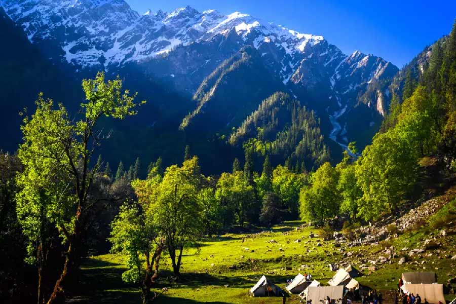 এখানে গ্রাম পরিষদই সব কিছু। গোটা গ্রাম পরিষদের ইশারায় চলে। ভুলেও কেউ যদি এই গ্রামের কোনও মন্দির ছুঁয়ে ফেলেন, তা হলে তাঁকে বড় অঙ্কের জরিমানা দিতে হয়।