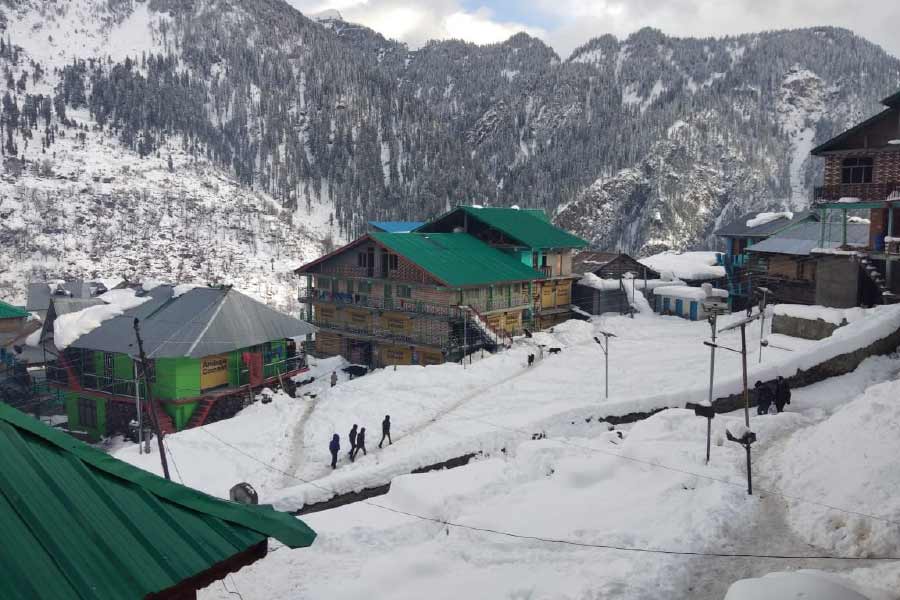 মালানায় ছবি তোলায় কোনও নিষেধাজ্ঞা নেই। কিন্তু কোনও ভিডিয়ো করা যাবে না।