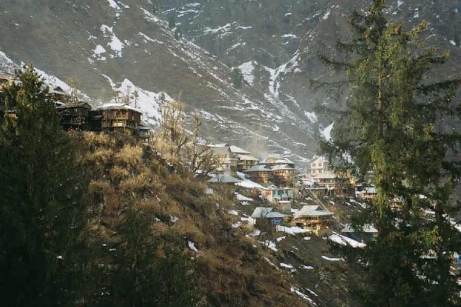 মালানায় দোতলা, তিনতলা বাড়ি দেখা যায়। নীচতলাকে গ্রামবাসীরা খুরাং বলেন। এখানে গবাদি পশু এবং জ্বালানি কাঠ রাখা হয়। দোতলাকে গায়িং বলা হয়। এখানে খাবার এবং ব্যবহারের যাবতীয় জিনিস রাখা হয়। তিনতলাকে পাতি বলা হয়। এখানে শোয়ার ঘর থাকে।