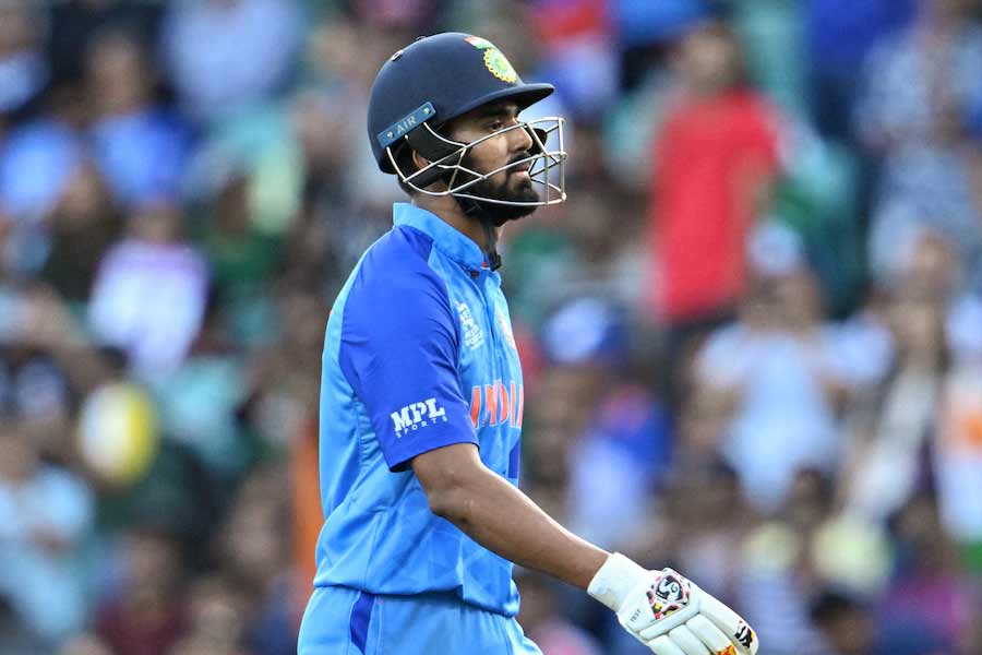 লোকেশ রাহুল— আগের দুই ম্যাচে রান পেলেও সেমিফাইনালে রাহুলের শুরুটা একেবারেই ভাল হল না। ইনিংসের প্রথম বলেই বেন স্টোকসকে চার মেরেছিলেন। তার পর আর ব্যাট চালানোর সুযোগ পাননি। ৫ রান করে উইকেটরক্ষকের হাতে ক্যাচ তুলে দিয়ে সাজঘরে ফেরেন ভারতীয় ওপেনার। তিনি পাচ্ছেন ৩।