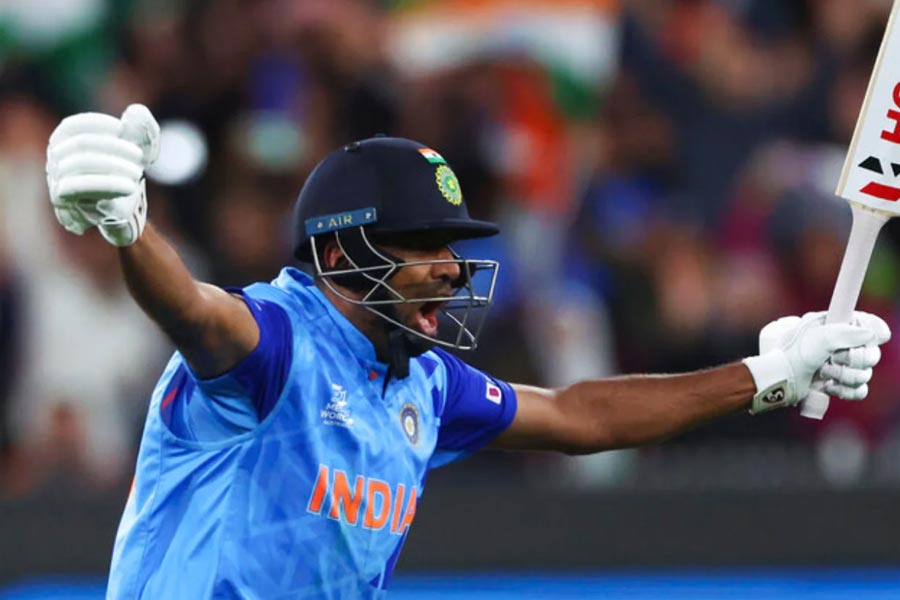 রবিচন্দ্রন অশ্বিন— ব্যাট হাতে নামলেও এক বলও খেলতে হয়নি তাঁকে। তাই নম্বর পাওয়ার জায়গায় নেই তিনি। বল হাতে অশ্বিনের চমক দেখার অপেক্ষায় রয়েছেন ক্রিকেটপ্রেমীরা।