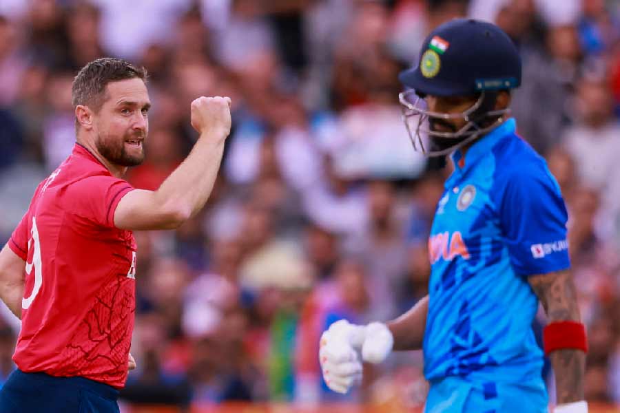 গ্রুপ পর্যায়ের ম্যাচে পাকিস্তানকে হারিয়ে দিয়েছিল ভারত। সেই ম্যাচের রুদ্ধশ্বাস উত্তেজনা গড়িয়েছিল শেষ ওভারের শেষ বল পর্যন্ত। ফাইনালে কি দুই চিরপ্রতিদ্বন্দ্বীকে আরও এক বার মুখোমুখি হতে দেখা যাবে? উত্তর লুকিয়ে আছে বৃহস্পতিবারের ম্যাচের ফলাফলে। 