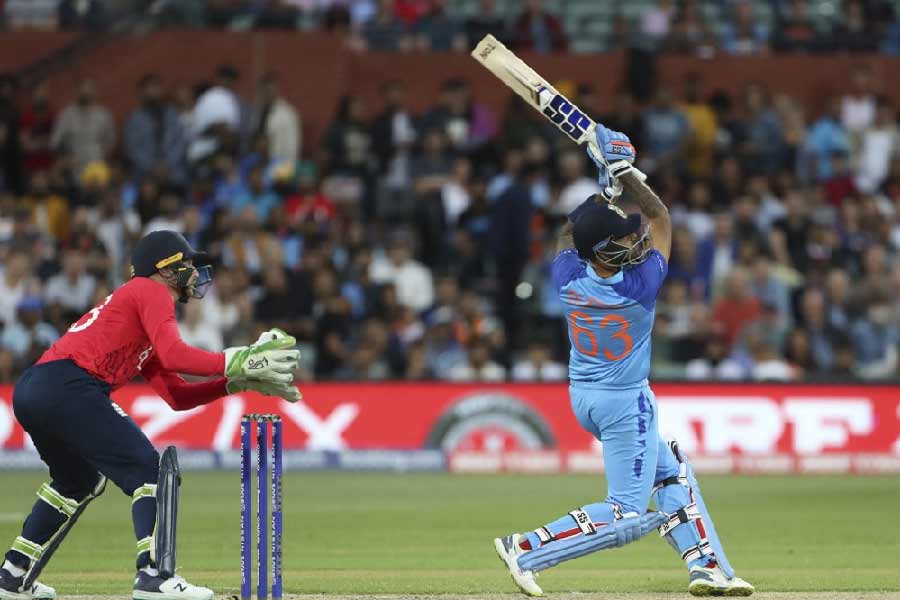 বিশেষজ্ঞরা জানাচ্ছেন, বৃহস্পতিবারের ম্যাচে ভারত এবং ইংল্যান্ড, উভয় দলের ক্ষেত্রেই জয়ের সম্ভাবনা ৫০-৫০। 