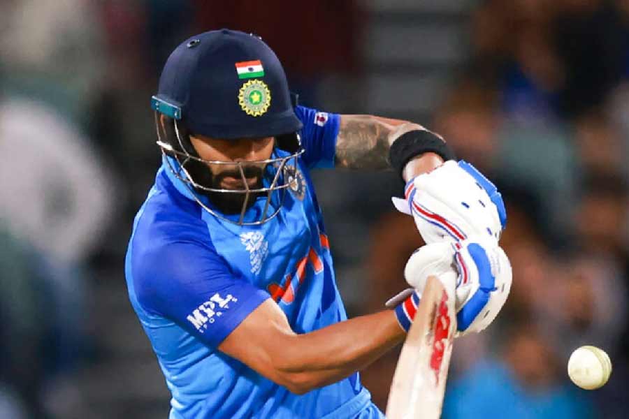 বিরাট কোহলি— বিশ্বকাপে প্রথম থেকেই ছন্দে রয়েছেন বিরাট। সেমিফাইনালেও রান পেলেন। ৩৯ বলে অর্ধশতরান করেছেন বিরাট। কিন্তু দলকে মজবুত স্কোরবোর্ডে পৌঁছে দিতে পারেননি। ৪০ নম্বর বলে স্লিপে ক্যাচ তুলে দিয়ে সাজঘরে ফিরলেন। তিনি যখন আউট হলেন, ভারতের স্কোরবোর্ড ১৩৬-৪। বিরাটকে আমরা দিচ্ছি ৭।