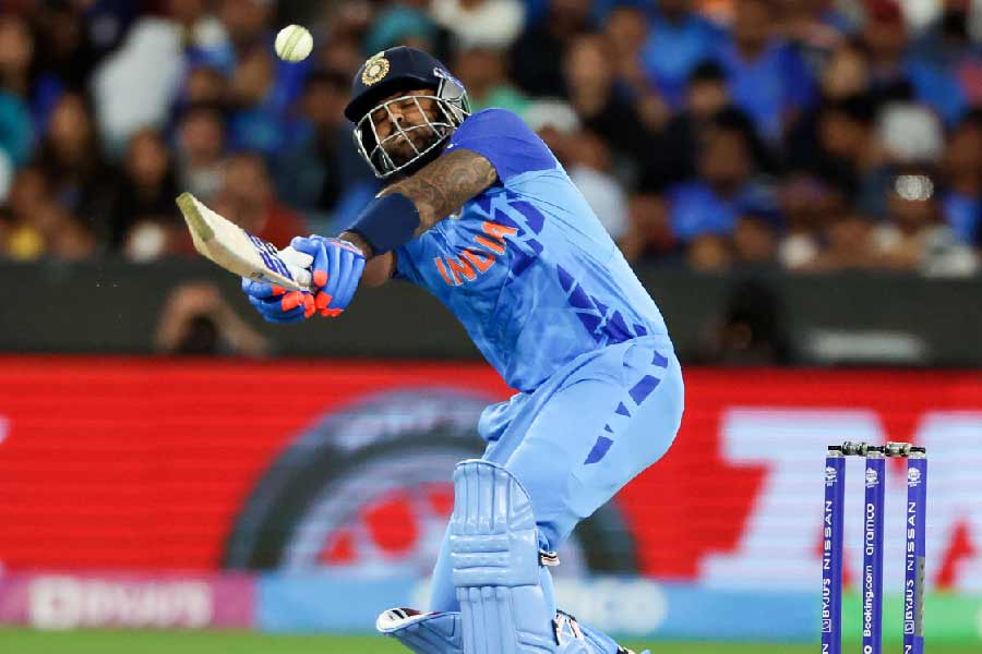 সূর্যকুমার যাদব— বিশ্বের ১ নম্বর টি২০ ব্যাটার সেমিফাইনালে খেলতে নেমে হতাশ করেছেন। দায়িত্ব নিয়ে খেলতে পারেননি তিনি। ১০ বলে মাত্র ১৪ রান করে আউট হয়ে গিয়েছেন সূর্য। আদিল রশিদের বলে ক্যাচ তুলে দিয়েছেন বাউন্ডারি লাইনের কাছে। তাঁর ছোট্ট ইনিংস সাজানো একটি বিরাট ছক্কা এবং একটি চার দিয়ে। সূর্য পাচ্ছেন ৫।