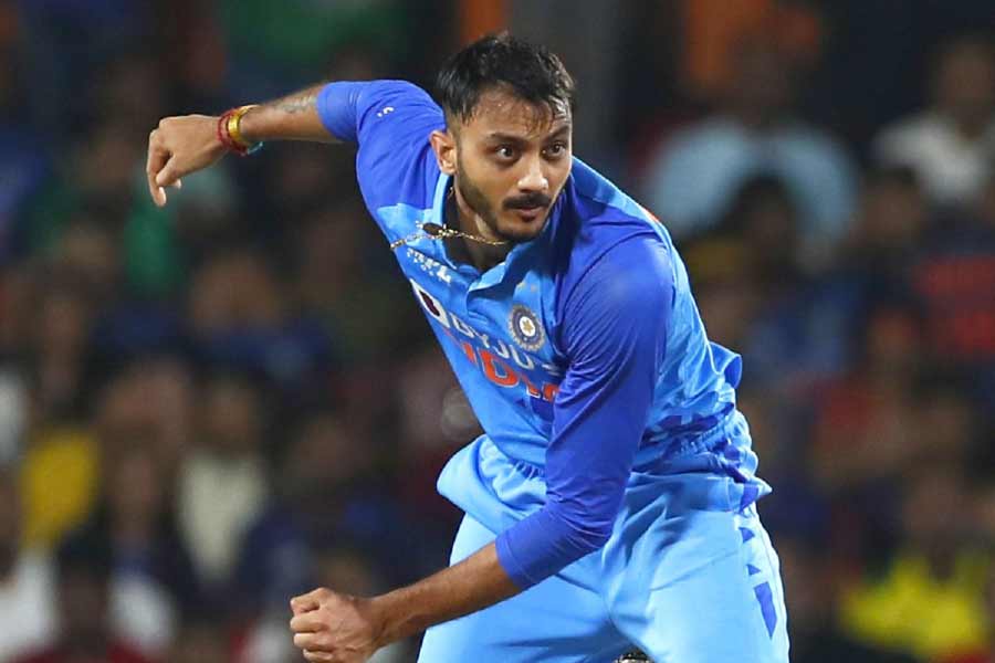 পারিবারিক কারণে ভারতীয় দল থেকে কিছু দিনের ছুটি নিয়েছেন তারকা ক্রিকেটার অক্ষর পটেল। খেলার দুনিয়ায় গুঞ্জন, এই ছুটিতে তিনি বিয়ের পিঁড়িতে বসতে চলেছেন।