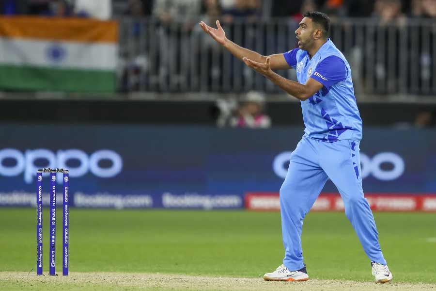 রবিচন্দ্রন অশ্বিন— বল হাতে হতাশ করেছেন অশ্বিন। সেমিফাইনালের মতো গুরুত্বপূর্ণ ম্যাচে নিজের অভিজ্ঞতাকে কাজে লাগাতে পারেননি। এ দিকে, ভারতীয় ইনিংসের শেষ ওভারে ঋষভ পন্থ আউট হয়ে যাওয়ার পর ব্যাট হাতে নামলেও এক বলও খেলতে হয়নি তাঁকে। অশ্বিন পাচ্ছেন ২।