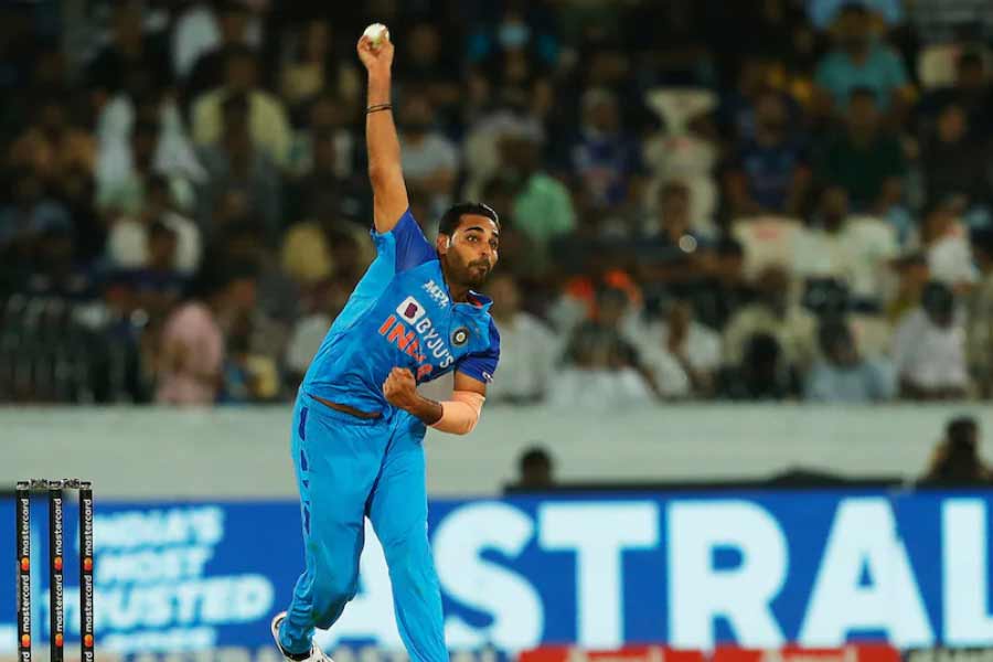 ভুবনেশ্বর কুমার— ইংল্যান্ডের ইনিংসের শুরুতে তিনি ব্রিটিশদের ধাক্কা দেবেন বলে আশা করা হয়েছিল। কিন্তু সেমিফাইনালে ভুবির বোলিংও নির্বিষ। ২ ওভার বল করে ২৫ রান দিয়েছেন। ইকোনমি রেট ১২.৫০। তিনি পাচ্ছেন ২।