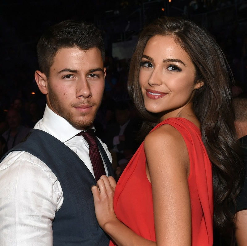 ২০১৩ সালের গোড়া থেকে নিকের সঙ্গে সম্পর্কে ছিলেন অলিভিয়া। শোয়ে তিনি জানান, সেই সময় নিকের প্রেমে হাবুডুবু খাচ্ছিলেন তিনি।