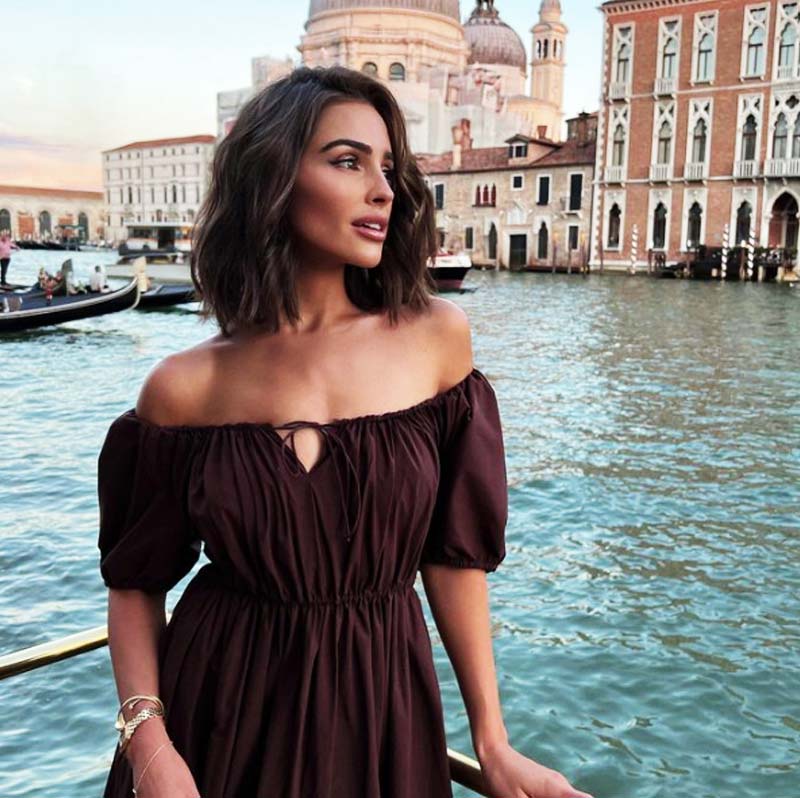 নিকের সঙ্গে থাকবেন বলে কিছু না ভেবেই লস অ্যাঞ্জেলসে চলে এসেছিলেন অলিভিয়া। অলিভিয়া বলেন, ‘‘তরুণ বয়সে প্রেমে পড়লে মনে হয়, সকলেই এমন আচরণ করে। প্রেমে অন্ধ হয়ে যায়। আর কোনও কিছু নিয়ে হুঁশ থাকে না। আমিও সে রকম ছিলাম।’’