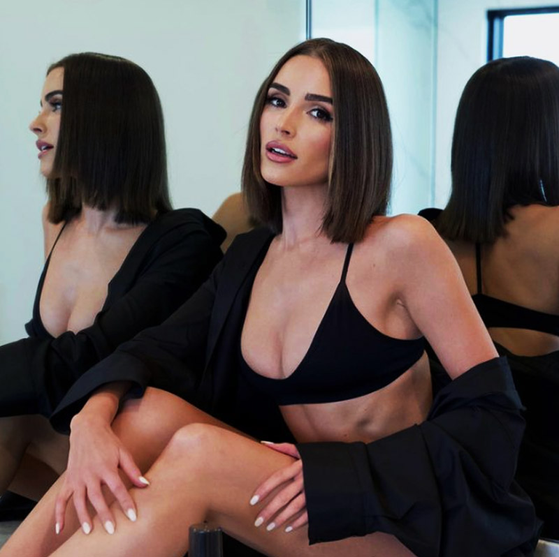 তার পর ধীরে ধীরে নামী পোশাক প্রস্তুতকারী সংস্থার সঙ্গে কাজ করতে শুরু করেন অলিভিয়া। 