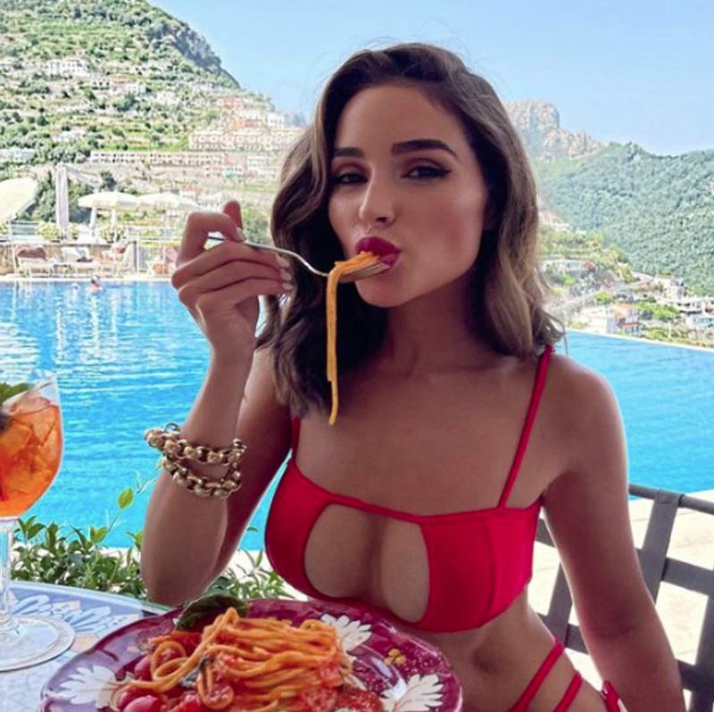 সমাজমাধ্যমেও ফ্যাশন প্রভাবী হিসাবে নাম করেছেন তিনি। 